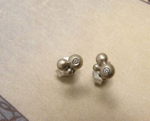 Witgouden oorsieraden Besjes met diamant. White gold earstuds with diamonds Berries. Oogst Amsterdam