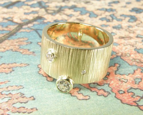 Ring Ritme, Stoere ring met hamerslag en diamanten, van eigen oud goud vervaardigd. Ring Rhythm, sturdy ring with hammering and diamonds, created from heirloom gold. Oogst goudsmid Amsterdam