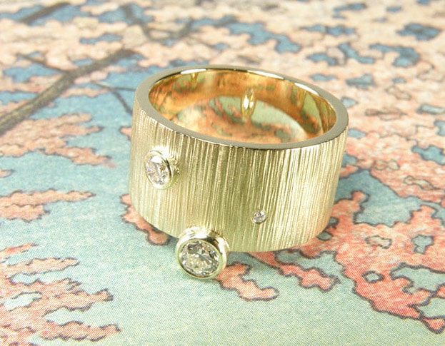 Ring Ritme, Stoere ring met hamerslag en diamanten, van eigen oud goud vervaardigd. Ring Rhythm, sturdy ring with hammering and diamonds, created from heirloom gold. Oogst goudsmid Amsterdam