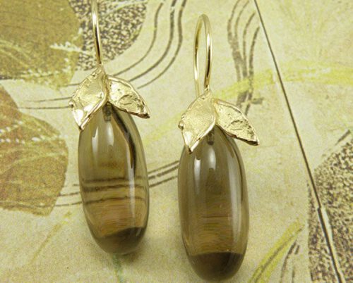 Geelgouden blaadjes met rookkwarts pampels en een krul. Yellow golden earrings with smokey quartz. Oogst goudsmeden Amsterdam.