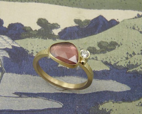Geelgouden ring Ton sur ton met bordeaux rode korund en diamant. Yellow gold ring with bordeaux korund and a diamond Ton sur ton. Oogst goudsmid Amsterdam