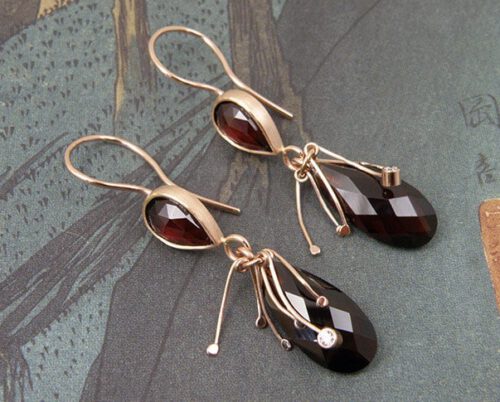 Roodgouden oorsieraden met granaat druppels. Earrings in rose gold with garnet drops. Oogst Amsterdam ontwerp & vervaardiging