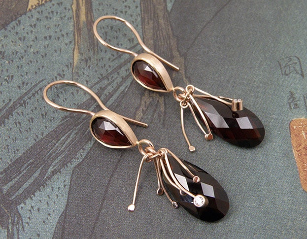 Roodgouden oorsieraden met granaat druppels. Earrings in rose gold with garnet drops. Oogst Amsterdam ontwerp & vervaardiging