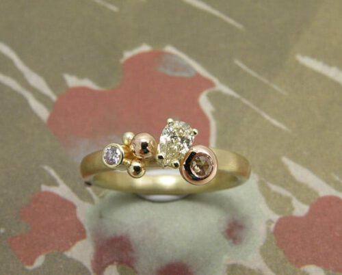 Geelgouden ring met verschillende diamanten. Yellow golden ring with colllection of different diamonds. Oogst goudsmeden Amsterdam.