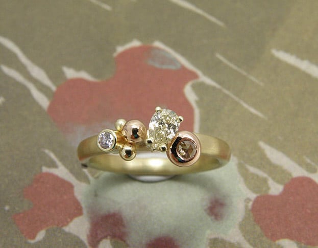 Geelgouden ring met verschillende diamanten. Yellow golden ring with colllection of different diamonds. Oogst goudsmeden Amsterdam.