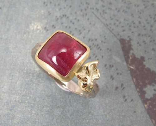 Witgouden ring met roze toermalijn en geelgouden duifje. Oogst Amsterdam.