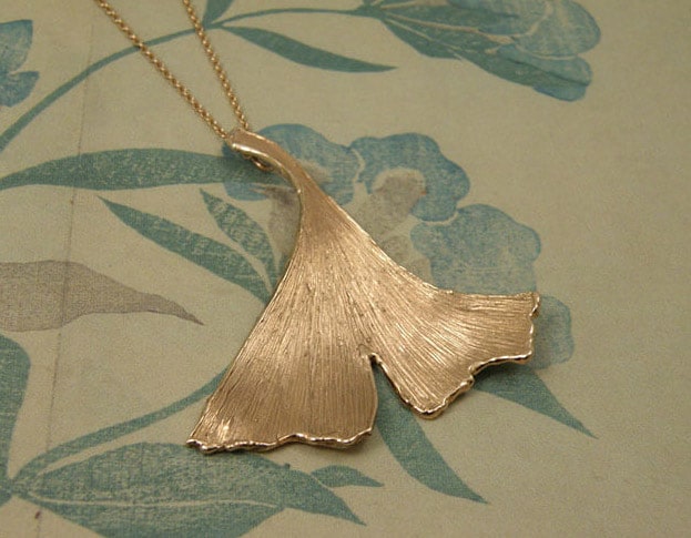 Roodgouden hanger Ginkgo. Rose gold pendant Ginkgo. Oogst goudsmid Amsterdam