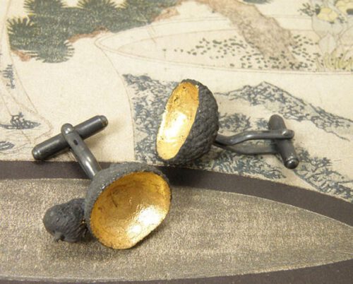 Zilveren geoxideerde eikendopjes met bladgoud. Silver oxidized acorns with leaf gold. Oogst goudsmeden Amsterdam.