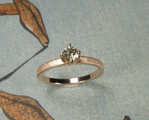 Verlovingsring 'Fluweel'. Roodgouden ring met bruime diamant. Engagement ring 'Velvet'. Rose golden ring with brown diamond. Uit het Oogst atelier Amsterdam.