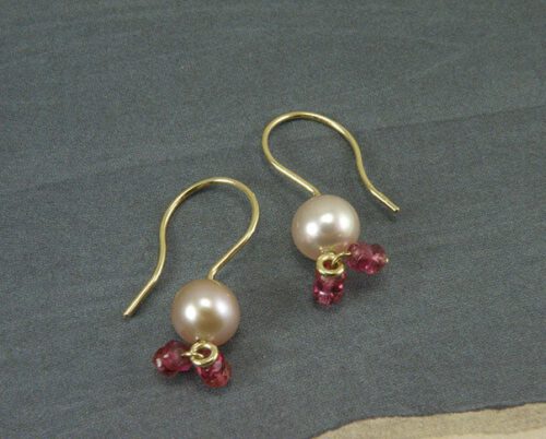 Geelgouden oorsieraden met akoya parels en roze toermalijntjes. Yellow golden earrings with akoya pearls and little pink tourmalines. Oogst goudsmeden Amsterdam.