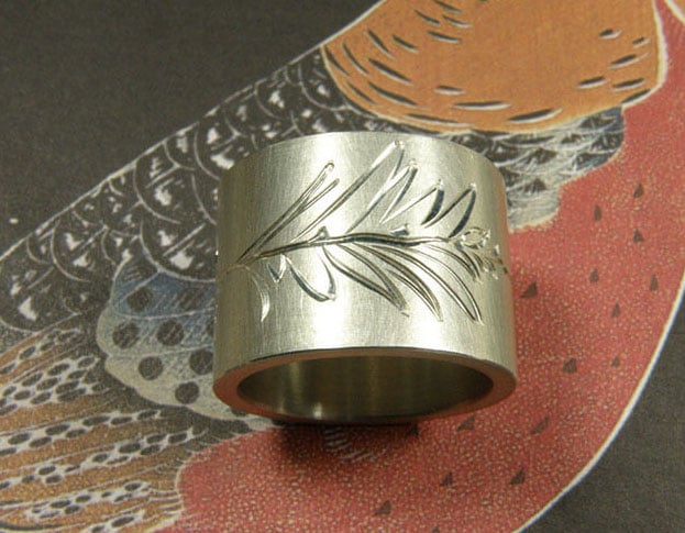 zilveren ring 'Lineair' met hand engraved leaf motive. Oogst goudsmeden Amsterdam. bladermotief handgravure. Silver ring 'Lineair' with