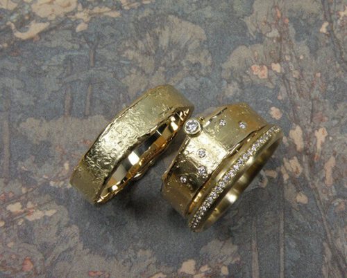 Trouwringen 'Erosie'. Geelgouden structuur ring met diamanten. Geelgouden aanschuifring 'Eenvoud' met rondom diamanten. Geelgouden structuur ring. Wedding rings 'Erosion'. Yellow golden ring with structure and diamonds. Yellow golden stack ring with diamonds. Yellow golden structure ring. Oogst Amsterdam.