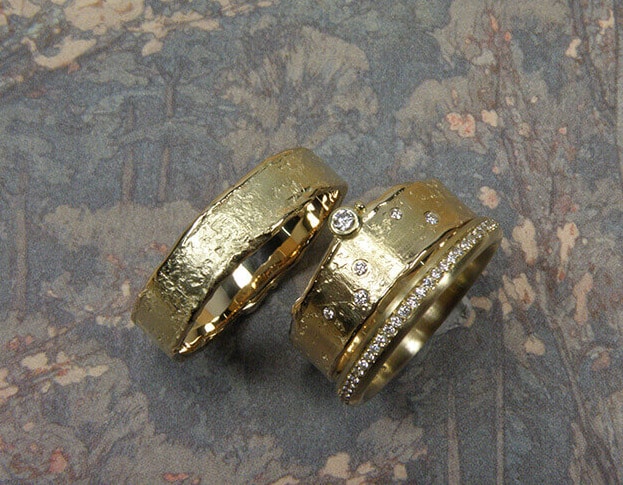 Trouwringen 'Erosie'. Geelgouden structuur ring met diamanten. Geelgouden aanschuifring 'Eenvoud' met rondom diamanten. Geelgouden structuur ring. Wedding rings 'Erosion'. Yellow golden ring with structure and diamonds. Yellow golden stack ring with diamonds. Yellow golden structure ring. Oogst Amsterdam.