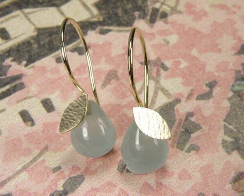 Oorsieraden geelgouden blaadjes met aquamarijn. Baargoud. Geboortesieraad. Yellow gold earrings Leafs and aquamarine. Birth gift. Push present. Oogst goudsmid Amsterdam
