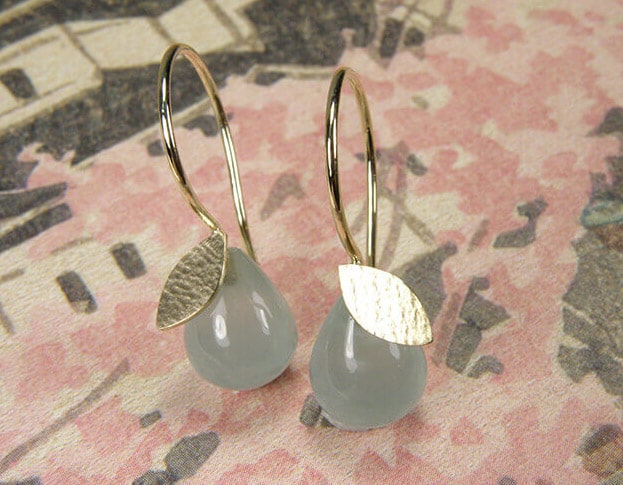 Oorsieraden geelgouden blaadjes met aquamarijn. Baargoud. Geboortesieraad. Yellow gold earrings Leafs and aquamarine. Birth gift. Push present. Oogst goudsmid Amsterdam
