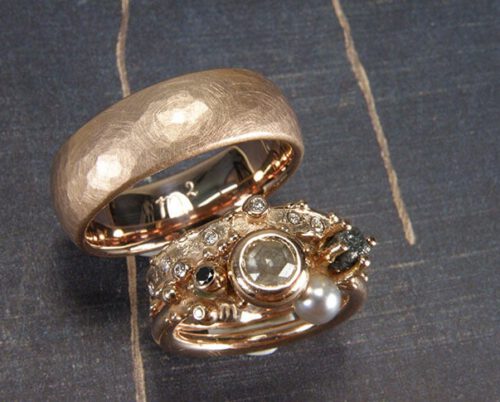 Trouwringen 'Erosie' en 'Ritme'. Roodgouden trouwring met structuur en diamanten. Roodgouden gehamerde trouwring. Wedding rings 'Erosion' & 'Rhythm'. Rose golden ring with structure and diamonds. Rosegolden hammered ring. Oogst goudsmeden Amsterdam.