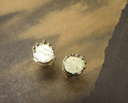 Geelgouden oorbellen Erosie. Yellow gold earstuds Erosion. Uit het Oogst goudsmid atelier. Made in the Oogst goldsmith studio.