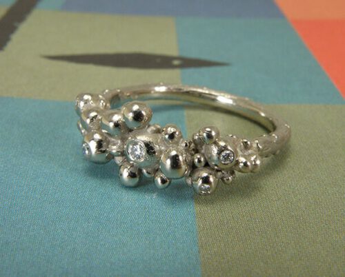 Witgouden Bessen ring met diamanten. White golden 'Berries' ring with diamonds. Oogst Amsterdam.