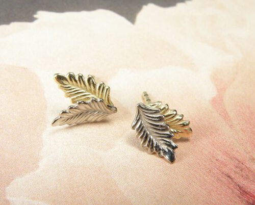 Yellow golden and white golden 'Leaves' ear studs. Oogst goldsmith Amsterdam.