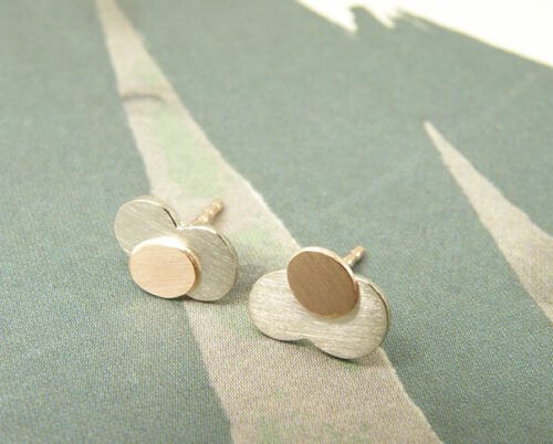 Geelgouden cirkels oorstekers. Yellow golden earrings with circles. Uit het Oogst atelier Amsterdam.