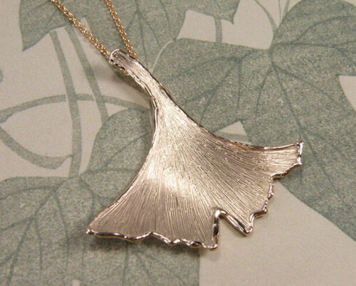 Roodgouden Ginkgo hanger. Rose gold Ginkgo pendant. Uit het Oogst goudsmid atelier. Made in the Oogst goldsmith studio.