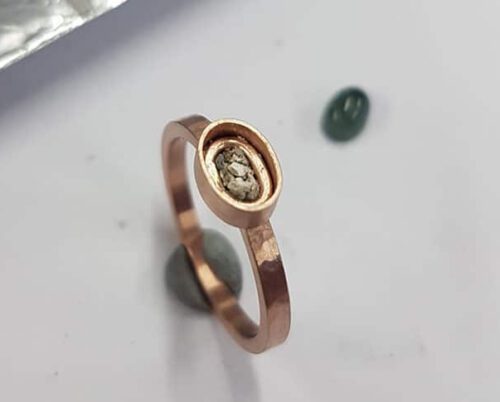 Roodgouden ring met hamerslag en toermalijn. Assieraad. Gedenksieraad. Rose gold ring with hammering and tourmaline. Commemorative jewel. Oogst goudsmid Amsterdam.