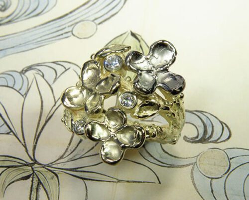 Ring in Bloei, takjes met bloemen, blaadjes en diamanten, gemaakt van eigen oud goud. Ring In Bloom, twigs with flowers, leafs and diamonds, crafted from own heirloom gold. Oogst goudsmid Amsterdam