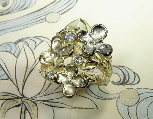 Ring in Bloei, takjes met bloemen, blaadjes en diamanten, gemaakt van eigen oud goud. Ring In Bloom, twigs with flowers, leafs and diamonds, crafted from own heirloom gold. Oogst goudsmid Amsterdam