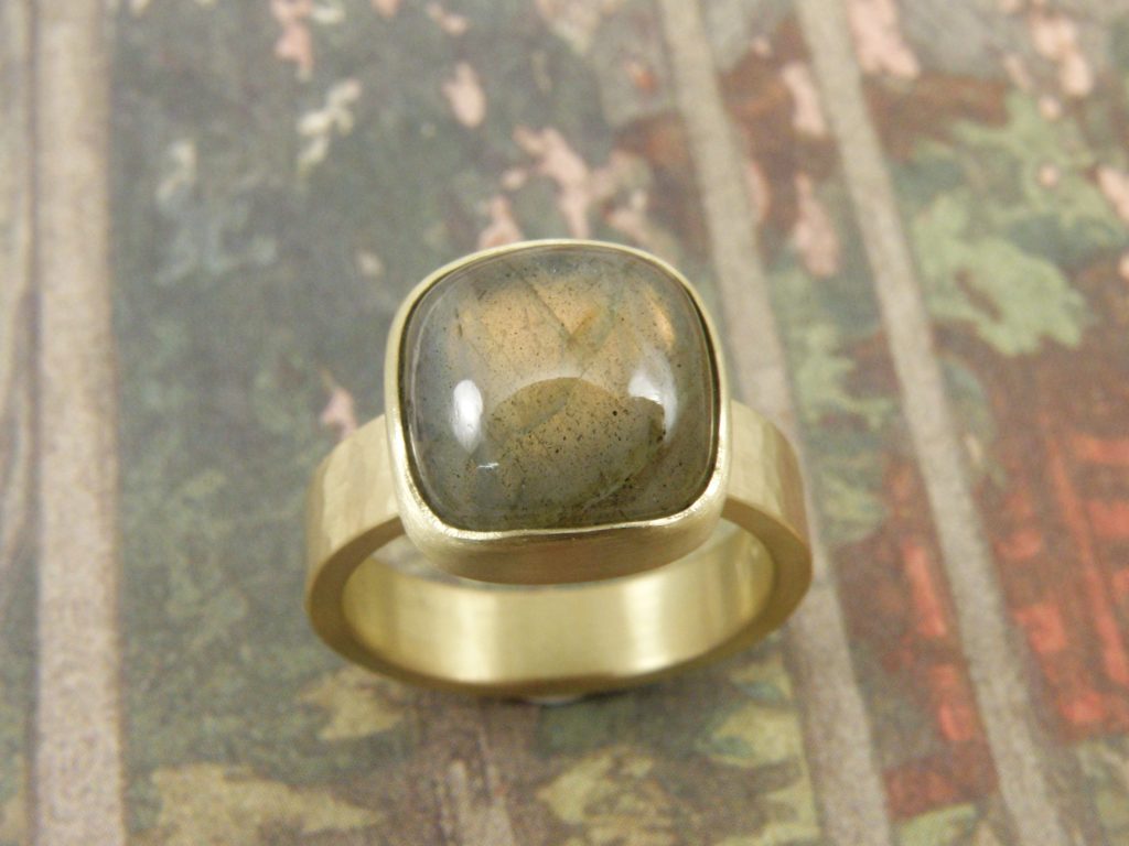 Blog over Labradoriet en handgemaakte sieraden met Labradoriet uit het Oogst atelier Amsterdam.