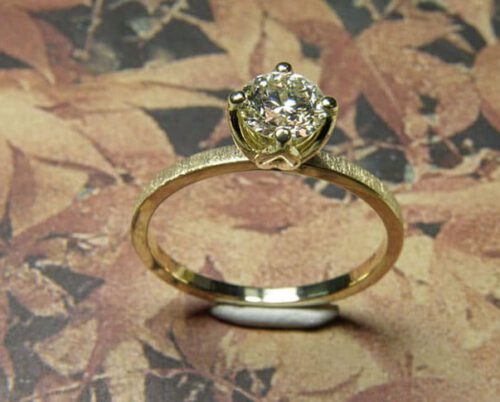 Verlovingsring 'Fluweel'. Geelgouden ring met 0,59 crt diamant. Engagement ring 'Velvet'. Yellow golden ring with 0,59 crt diamond. Oogst goudsmeden Amsterdam.