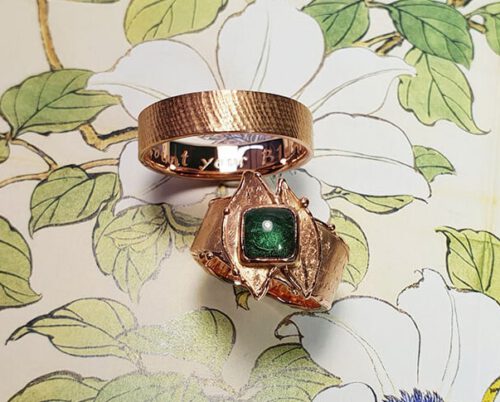 trouwringen ‘Erosie & Linnen’. Wedding rings 'Erosion' & 'Linnen'. Uit het Oogst atelier Amsterdam.