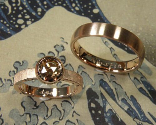 Trouwringen 'Boleet' en 'Eenvoud'. Roodgouden ring met bruine diamant en 'fluweel' afwerking. Roodgouden ovale ring. Wedding rings 'Boletus' & 'Simplicity'. Rose golden ring with brown diamond and 'velvet' finish. Rose golden oval ring. Uit het Oogst atelier Amsterdam.