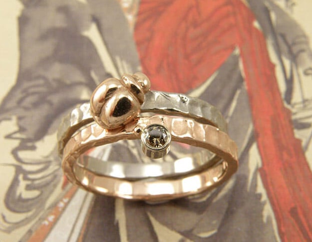 Aanschuifringen roodgoud Deining met natuurlijk bruine diamant . Witgouden aanschuifring met roodgouden kevertje. Stack ring white gold with rose gold ladybug. Rose gold with brown diamond. Oogst goudsmid Amsterdam