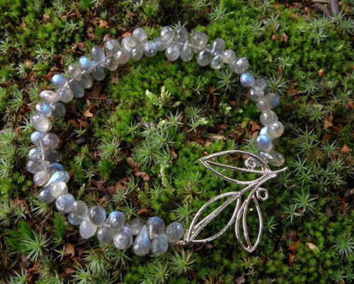 Armband met labradoriet en witgouden bladsluiting. Bracelet with labradorite and a white golden leaf clasp. Uit het Oogst atelier Amsterdam.