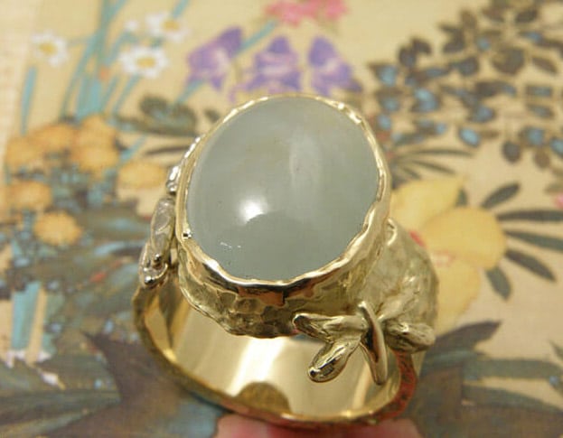 Geelgouden 'Insecten' ring met aquamarijn en verfijnde libellen. Ontwerp van goudsmid Oogst Amsterdam.