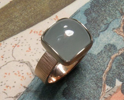 Rood- met witgouden ring met aquamarijn en hamerslag. Rose gold ring with aquamarine in a white gold setting. Oogst goudsmid Amsterdam