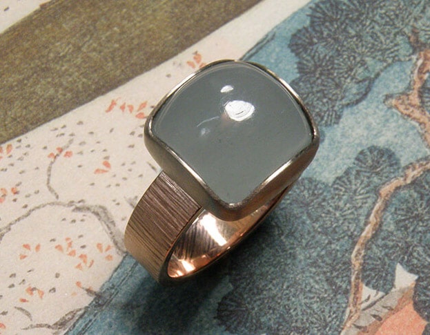 Rood- met witgouden ring met aquamarijn en hamerslag. Rose gold ring with aquamarine in a white gold setting. Oogst goudsmid Amsterdam