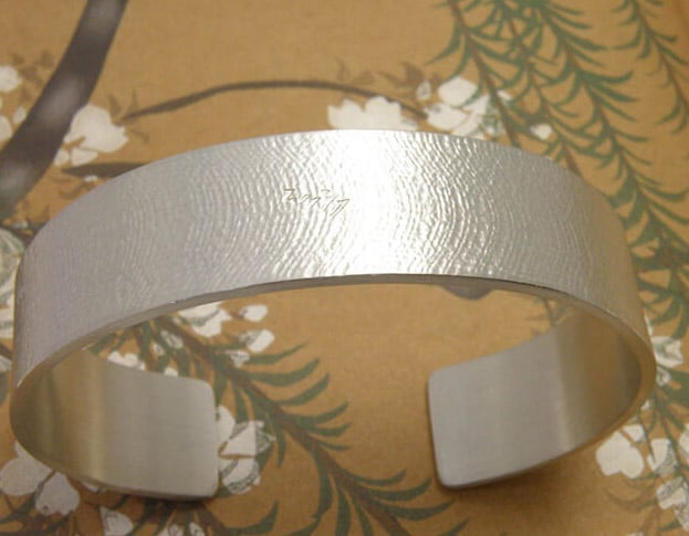 Armband zilver met linnen structuur. Gedenksieraad. Silver bracelet with Linen texture. Commemorative jewel. Oogst goudsmid Amsterdam