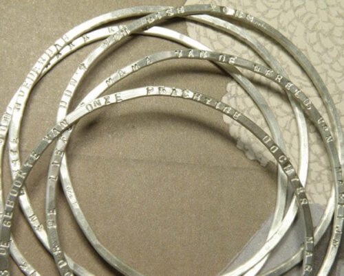 Armbanden zilver met tekst. Geboortesieraad. Silver bangles with text. Birth present. Oogst goudsmid