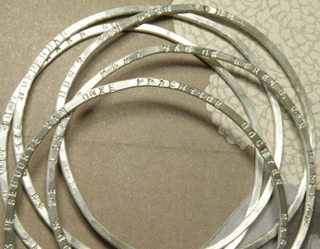 Armbanden zilver met tekst. Geboortesieraad. Silver bangles with text. Birth present. Oogst goudsmid