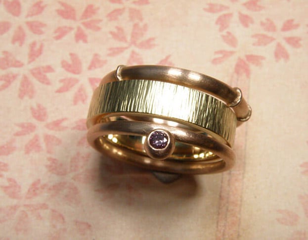 Bamboe ring, Ritme ring en Bes ring met paarse diamant. Aanschuifringen van Oogst Goudsmeden in Amsterdam