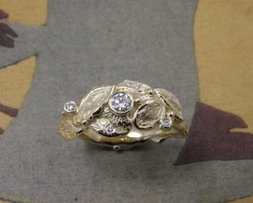 Ring 'Boomgaard' blaadjes ring uit oud goud vervaardigd met 0,17 crt, 0,02 crt, 0,01 crt en 6 x 0,005 crt diamant. Ring ‘Orchard’ leaf ring made from heirloom gold with 0,17 crt, 0,02 crt, 0,01 crt and 6x 0,005 crt diamonds. Oogst goudsmeden Amsterdam.