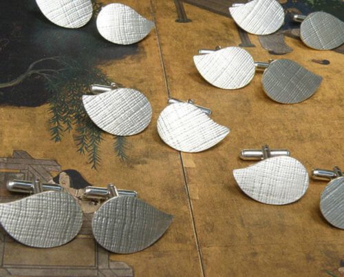 Zilveren manchetknopen, blad met structuur. Silver cufflinks, leaf with texture. Uit het Oogst goudsmid atelier. Made in the Oogst goldsmith studio.