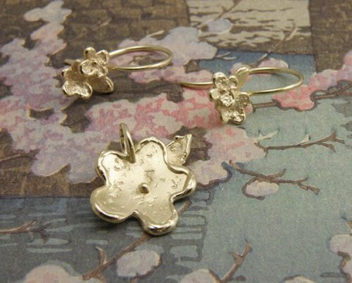 Bloemenpracht hanger en oorsieraden van eigen oud goud vervaardigd. Uit het Oogst atelier. Flower pendant and earrings, created with own heiloom gold. By Oogst Amsterdam.