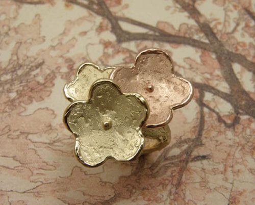 Geelgoud met roodgouden ring 'In Bloei'. Yellow gold and rose gold flowers ring. Uit het Oogst goudsmid atelier.
