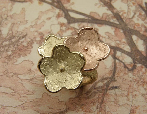 Geelgoud met roodgouden ring 'In Bloei'. Yellow gold and rose gold flowers ring. Uit het Oogst goudsmid atelier.