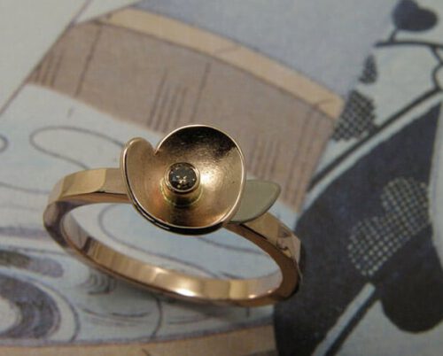 Verlovingsring 'Waterlelie' roodgouden ring met hamerslag, waterlelie en natuurlijk bruine diamant met een witgouden blad. Engagement ring ‘Waterlily’ rose golden ring with hammering, waterlily and natural brown diamond with white golden leaf. Oogst goudsmeden Amsterdam.