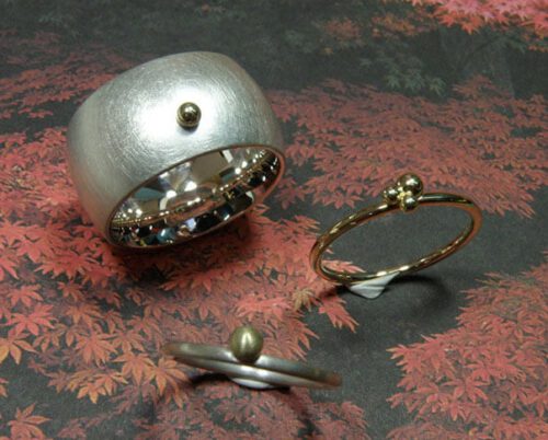 Zilveren ring met gouden bol. Geelgouden ring met 3 bollen. Zilveren ring met geelgouden bol. Voor moeder en dochters. Maatwerk uit het Oogst atelier. Silver ring with yellow gold sphere and yellow gold ring with 3 spheres. For mom and daughters. Custom rings made by Oogst goldsmith Amsterdam
