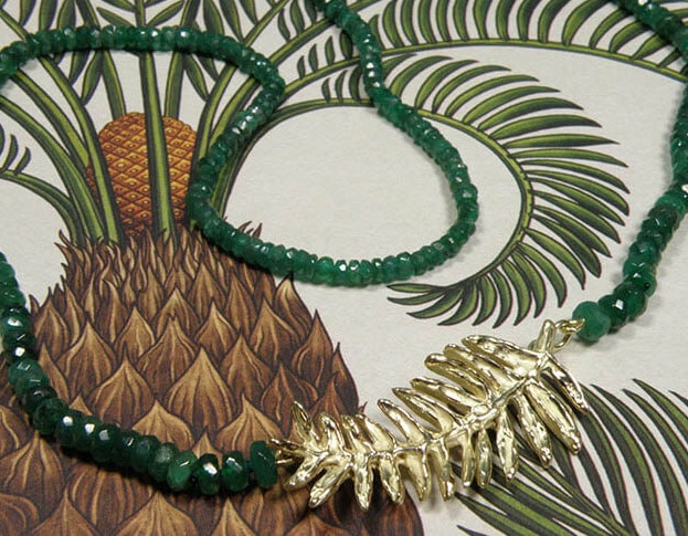 Collier, Hortus collectie, Oostkaapse Broodboom, smaragd en geelgoud. Necklace yellow gold and emerald Hortus collection. Oogst goudsmid Amsterdam.
