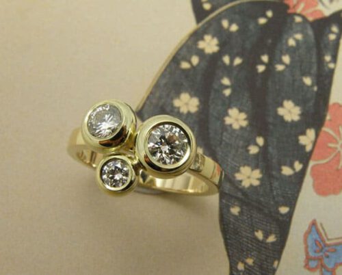 Geelgouden ring Boleet met 3 diamanten. Geboortesieraad. Yellow gold ring with 3 diamonds. Birth gift. Oogst goudsmid Amsterdam.